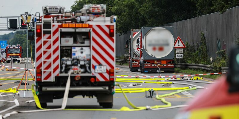 Ein leicht brennbares Gas entweicht aus einem Gefahrguttransporter. - Foto: Alex Talash/dpa