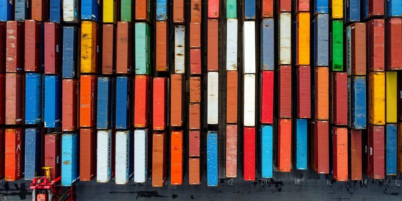 Container im Hafen von Liverpool: Die britische Wirtschaft befindet sich derzeit auf Wachstumskurs. (Symbolbild) - Foto: Peter Byrne/PA Wire/dpa