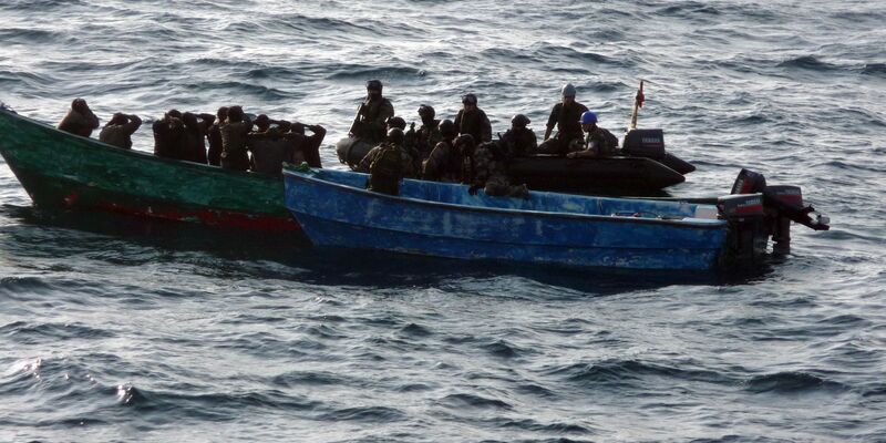 Festnahme mutmaßlicher Piraten vor der ostafrikanischen Küste. (Archivbild) - Foto: DB MoD France/dpa