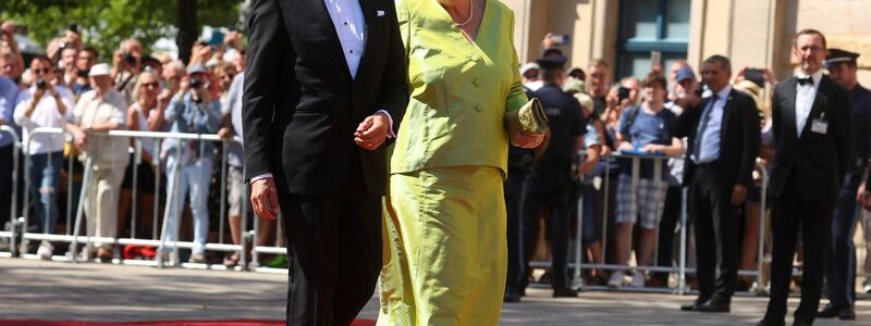 Ob Sonnenschein oder Regen - Angela Merkel und ihr Ehemann Joachim Sauer waren Stammgäste zum Auftakt der Bayreuther Festspiele. - Foto: Karl-Josef Hildenbrand/dpa