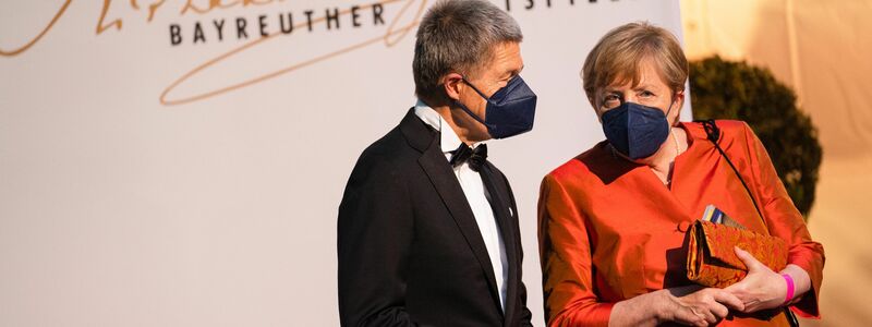 2021 in der Corona-Pandemie trugen Angela Merkel und Joachim Sauer Masken im Festspielhaus. - Foto: Nicolas Armer/dpa