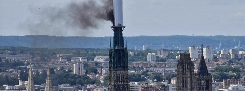 Die Flammen über dem Turm der Kathedrale von Rouen waren weithin sichtbar. - Foto: Patrick Streiff/AFP/dpa