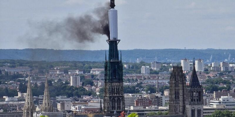 Der Turm der Kathedrale von Rouen steht in Flammen. - Foto: Patrick Streiff/AFP/dpa