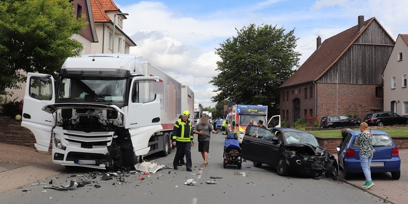 POL-HX: Frontalzusammenstoß zwischen Pkw und Lkw - Zwei Personen verletzt - Foto: presseportal.de