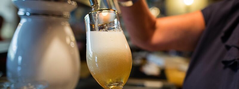 In Begleitung ist ein Bier schon für 14-Jährige erhältlich. (Symbolfoto) - Foto: Sebastian Gollnow/dpa