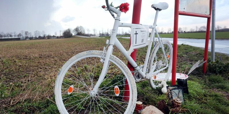 Ein weiß gestrichenes Rad am Straßenrad erinnert an im Verkehr getötete Radfahrer (Foto Archiv).  - Foto: Ralf Roeger/dpa