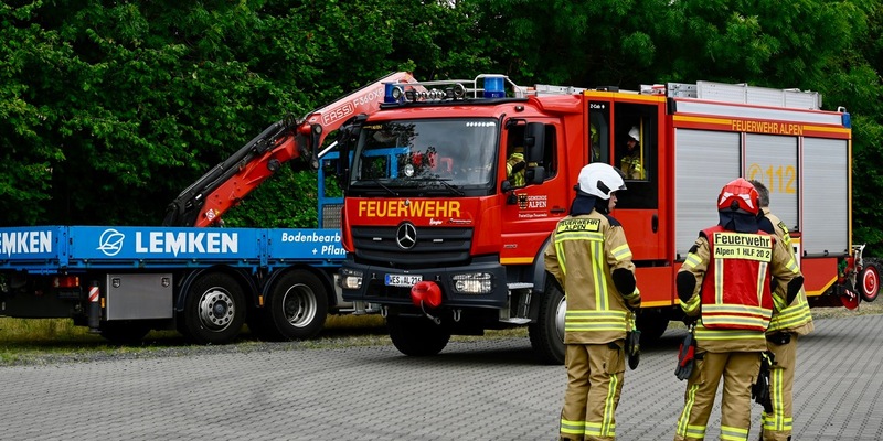 FW Alpen: Freiwillige Feuerwehr Alpen trainiert Technische Hilfeleistung beim Landtechnikhersteller LEMKEN - Foto: presseportal.de