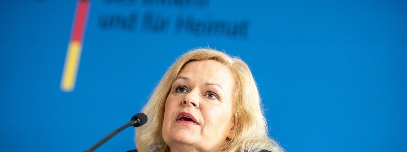 Innenministerin Faeser hat sich mit den Mobilfunkanbietern geeinigt. - Foto: Michael Kappeler/dpa