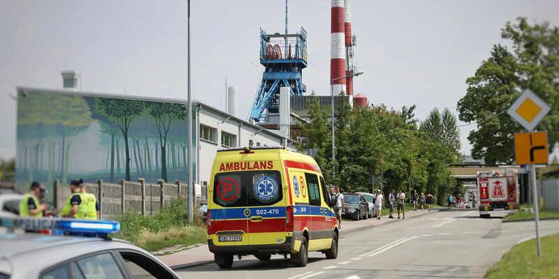 Ein Krankenwagen fährt in das Kohlebergwerk Rydultowy, wo bei einem Grubenunglück ein Bergmann getötet und mindestens 17 weitere verletzt wurden.  - Foto: Katarzyna Zaremba-Majcher/AP/dpa