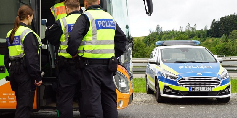 Bundespolizeidirektion München: Neun Anzeigen nach einer Buskontrolle/ Bundespolizei greift syrische und eritreische Migranten auf - Foto: presseportal.de