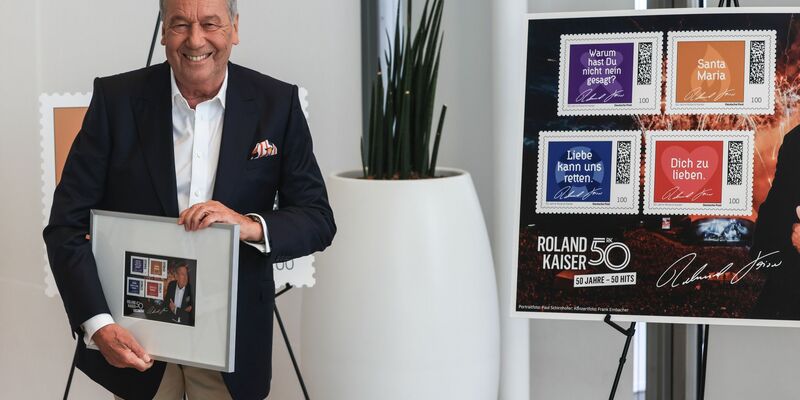 Die Briefmarken sind limitiert und können unter anderem in einer speziellen «Kaiser-Postfiliale» gekauft werden. - Foto: Oliver Berg/dpa