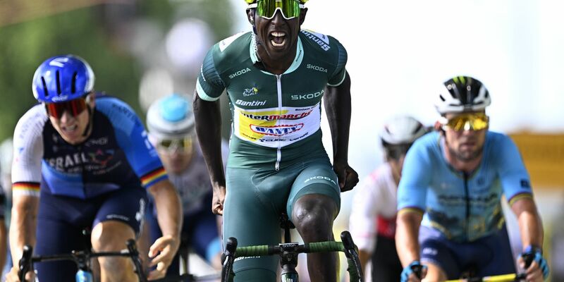 Es ist bereits der dritte Sprint-Sieg für Biniam Girmay (M) von Intermarche Wanty. - Foto: David Pintens/Belga/dpa