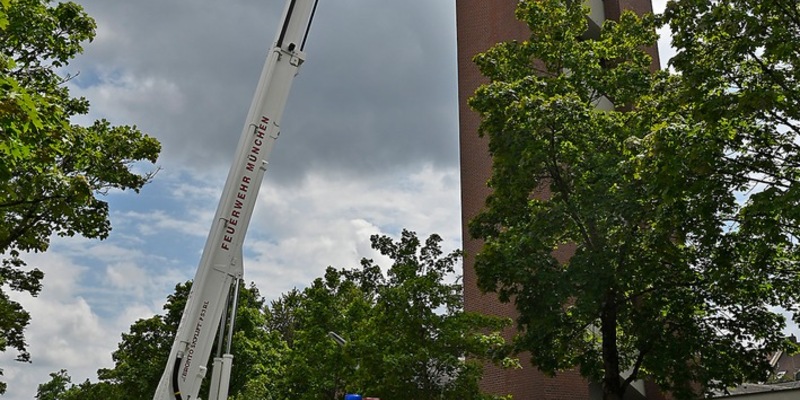 FW-M: Kirchturm verliert Blechteile (Unergiesing) - Foto: presseportal.de