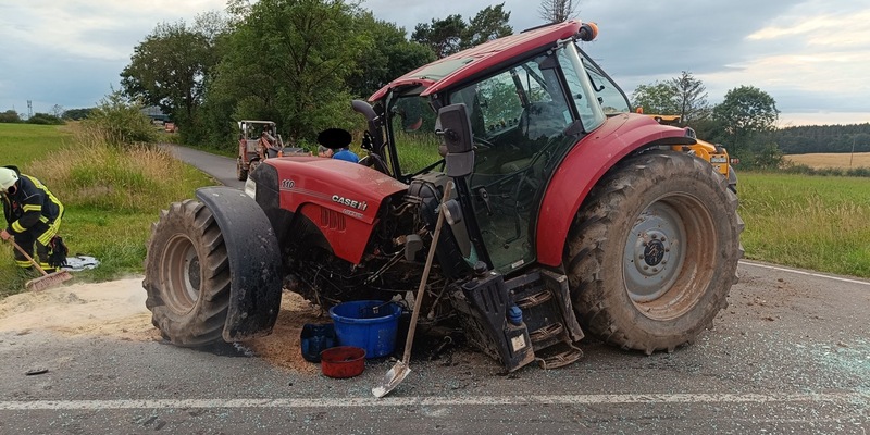 POL-PDWIL: Verkehrsunfall zwischen Linienbus und Traktor - Foto: presseportal.de