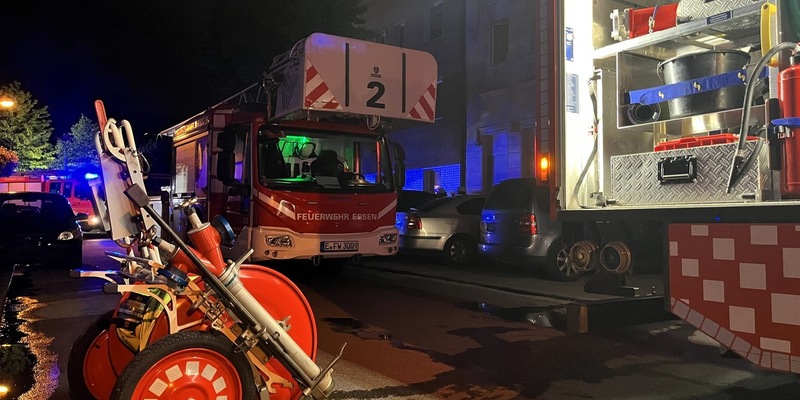 FW-E: Brandeinsatz in Altendorf - Kinderwagen fängt Feuer und sorgt für starke Verrauchung im Treppenraum - Foto: presseportal.de