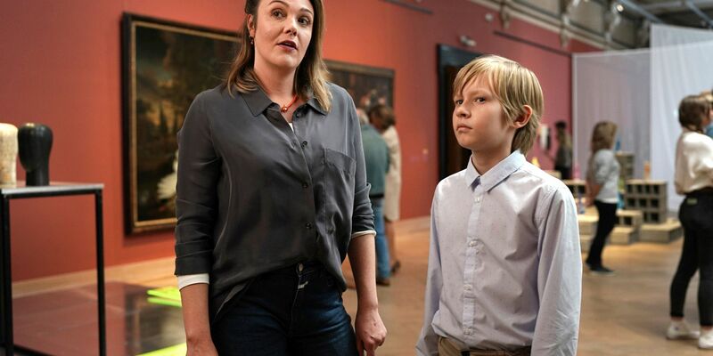 Anna (Alwara Höfels) mit ihrem Sohn Paul (Filip Wyzinski) im Museum, - Foto: Petro Domenigg/ARD Degeto/Polyphon Pictures GmbH/epo-film/dpa