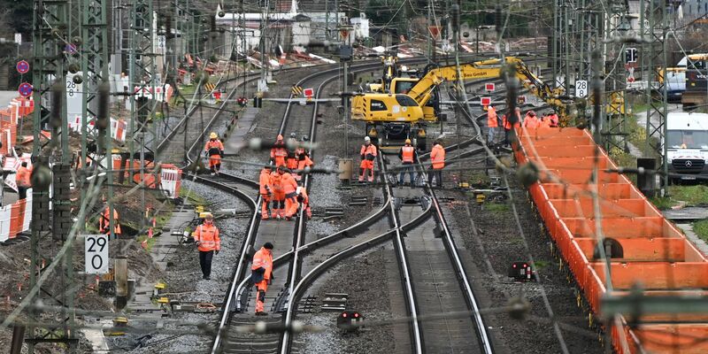 Von diesem Montag (15. Juli) an ist die Bahnstrecke Frankfurt-Mannheim monatelang gesperrt. (Archivbild) - Foto: Arne Dedert/dpa