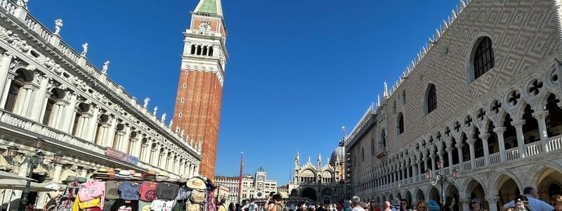 Enge volle Gassen in Venedig - Tagesbesucher sollen künftig sogar bis zu zehn Euro bezahlen. (Foto: Archiv) - Foto: Christoph Sator/dpa