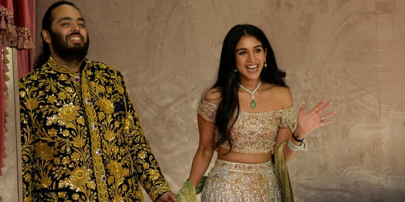 Lange wurde darauf gewartet, nun beginnt die Mega-Hochzteit in Indien endlich. - Foto: Rajanish Kakade/AP