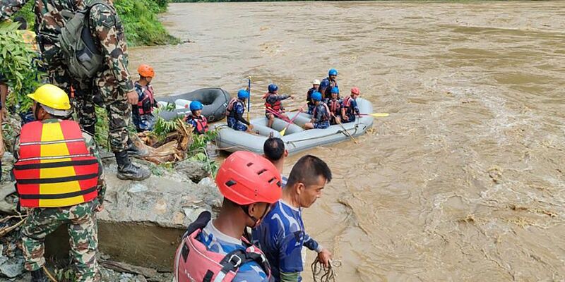 Rettungskräfte suchen nach möglichen Überlebenden des Busunglücks. - Foto: Uncredited/Nepal Armed Police force/AP/dpa