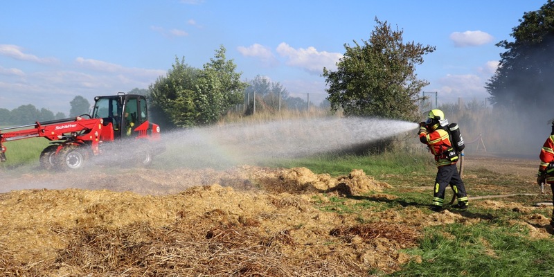 FW-SE: Vollbrand eines Strohlagers in Seth - Foto: presseportal.de