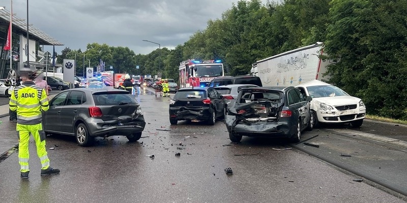 POL-PDTR: Trier Loebstraße LKW fährt in geparkte Fahrzeuge, hoher Sachschaden - Foto: presseportal.de