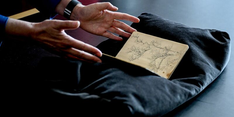 Skizzenbuch mit Vogelstudien - Foto: Britta Pedersen/dpa