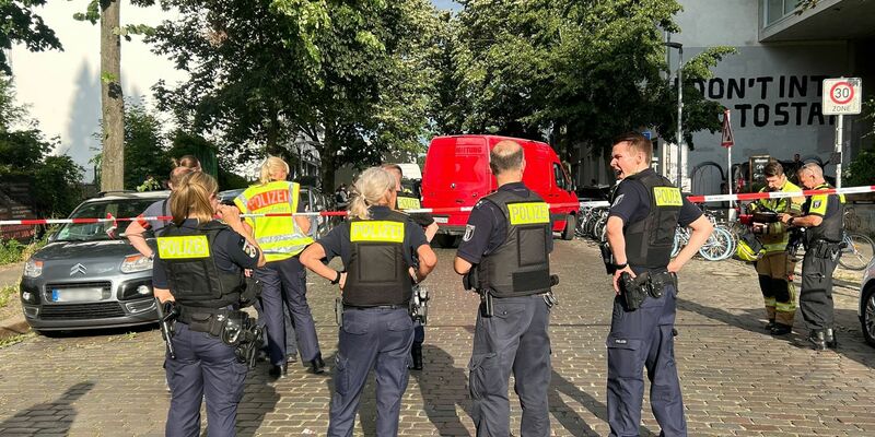 Polizisten sperren den Tatort ab - ein Mann ist in Berlin-Gesundbrunnen durch einen Messerstich in den Bauch getötet worden. - Foto: Sven Kaeuler/dpa