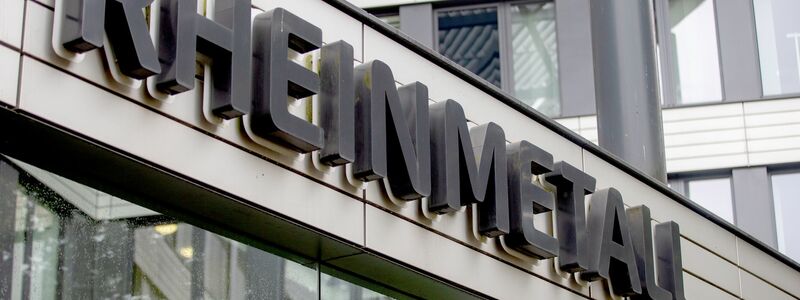 Das Logo der Rheinmetall AG ist vor der Zentrale zu sehen. - Foto: Thomas Banneyer/dpa