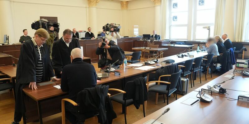 Die Angeklagte (3.v.r) und der Angeklagte (3.v.l) im Prozess um Tod nach Zahnbehandlung - Foto: Marcus Brandt/dpa