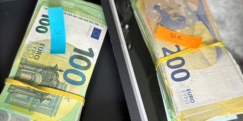 POL-D: Gewerbsmäßiger Betrug durch Retouren - Möglicherweise 75.000 Euro ergaunert - 50.000 Euro sichergestellt - Festnahme - Haftrichter - Untersuchungshaft - Foto: presseportal.de