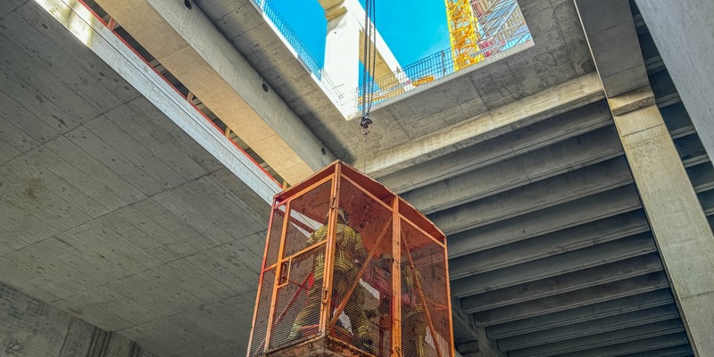 FW Dresden: Schwerer Arbeitsunfall auf einer Baustelle - Foto: presseportal.de