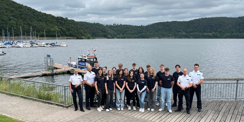 POL-OH: Mit Blaulicht in die Zukunft: 18 Schülerinnen und Schüler absolvierten Schulpraktikum im Polizeipräsidium Osthessen - Foto: presseportal.de