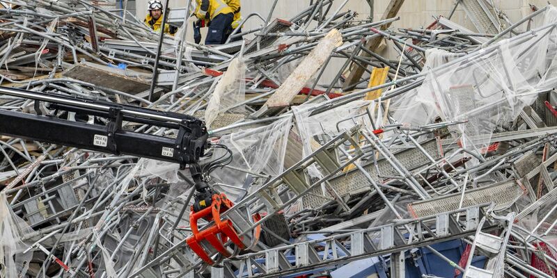 Auf einer Seite des 60-Meter-Turms brach das gesamte Gerüst zusammen. - Foto: Jean-Christophe Bott/KEYSTONE/dpa
