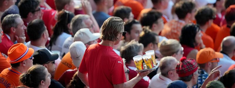 Die Fußball-EM hatte Veltins zufolge keinen positiven Effekt auf den Bierabsatz in Deutschland. (Symbolbild) - Foto: Soeren Stache/dpa