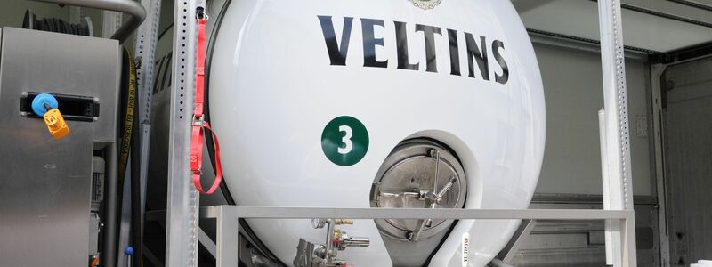 Zwei frisch gezapfte Biergläser stehen vor einem 3000-Liter-Tank der Brauerei Veltins. Der Tank ist in einen Lastwagen montiert und wird zur Belieferung der Gastronomie mit sogenanntem Tankbier genutzt. - Foto: Wolf von Dewitz/dpa