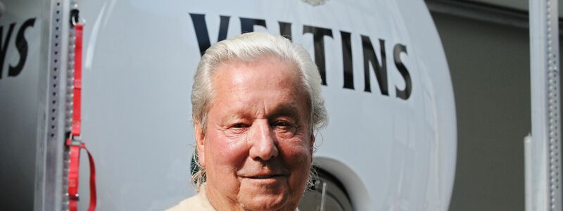 Michael Huber, Generalbevollmächtigter der Brauerei Veltins, steht vor einem 3000-Liter-Tank seiner Brauerei. Nach Angaben von Huber ist der Fußball-EM-Effekt für Brauereien verpufft. - Foto: Wolf von Dewitz/dpa