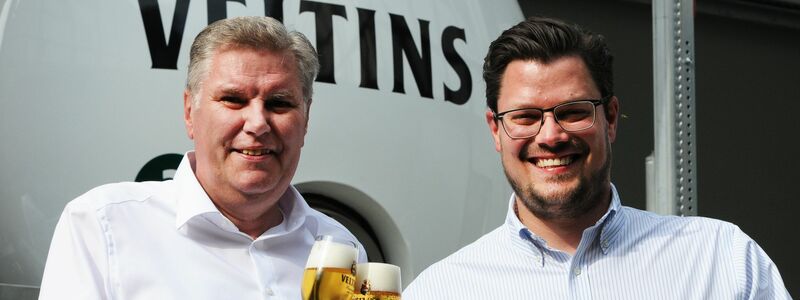 Volker Kohl (l), für den Vertrieb zuständiger Geschäftsführer der Brauerei Veltins, steht neben Fabian Veltins, Neffe der Inhaberin und Geschäftsführerin Veltins. Der 61-jährige Kuhl rückt im Januar 2025 zum Sprecher der Geschäftsführung auf. Der 34-jährige Veltins durchläuft derzeit verschiedene Stationen in der Firma, er soll perspektivisch zum möglichen Unternehmenschef aufgebaut werden. - Foto: Wolf von Dewitz/dpa