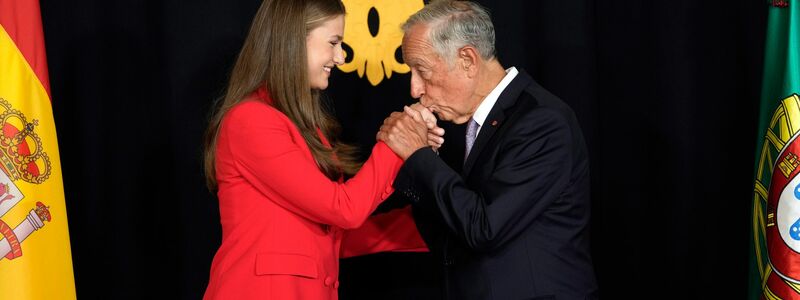 Zu Besuch bei Freunden: Die spanische Kronprinzessin Leonor traf den portugiesischen Präsident Marcelo Rebelo de Sousa. - Foto: Armando Franca/AP/dpa