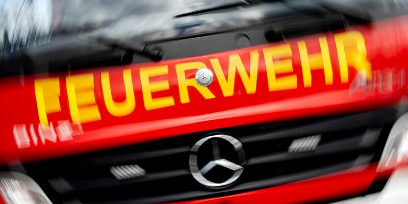 Der Brand eines Wohnhauses konnte innerhalb kurzer Zeit gelöscht werden, die Suche nach den vier Kindern im Dachgeschoss dauerte hingegangen lange. (Symbolbild) - Foto: Hauke-Christian Dittrich/dpa