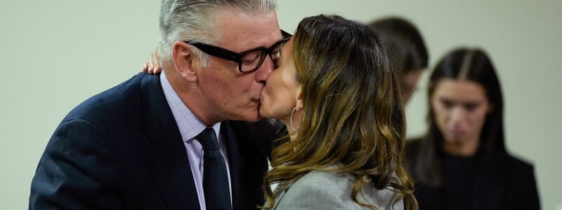 Hilaria Baldwin küsst ihren Ehemann. - Foto: Ramsay de Give/Pool AFP/AP/dpa