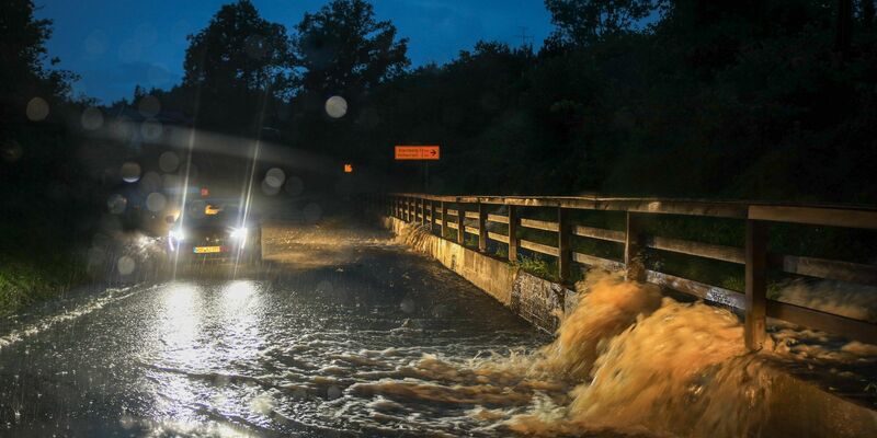 Starke Regenfälle und Sturmböen haben die Einsatzkräfte von Feuerwehr und Polizei im Süden Bayerns zu zahlreichen Unfällen ausrücken lassen. - Foto: Alexander Wolf/onw-images/dpa