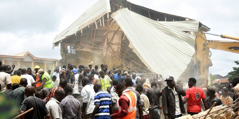 Rettungskräfte versuchen weiter, Verschüttete zu bergen. - Foto: ---/AP/dpa