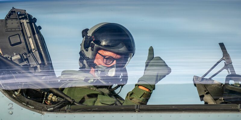 Hobbypilot Merz im Kampfjet Eurofighter - nun gibt es Kritik. (Archivbild) - Foto: Michael Kappeler/dpa