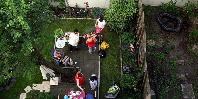 Nachbarn grillen im Hinterhof (Archiv) - Foto: über dts Nachrichtenagentur