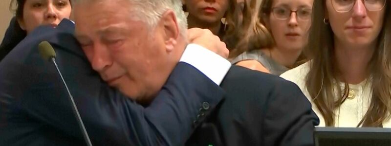 Alec Baldwin weint Tränen der Erleichterung. - Foto: -/Pool Video via AP/dpa