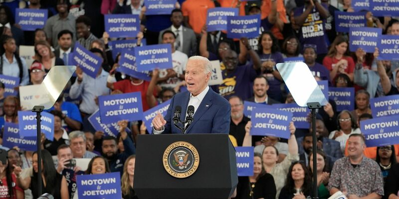 US-Präsident Joe BIden hat sich bei einem Wahlkampfauftritt in Detroit weiterhin keine Selbstzweifel anmerken lassen. - Foto: Carlos Osorio/AP/dpa