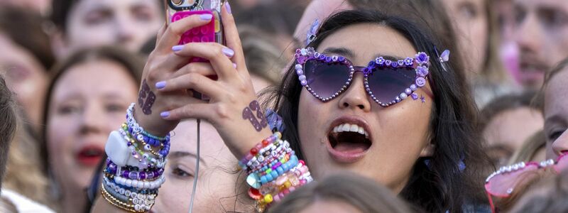 Fans können in der Regel nicht nur alle Songtexte auswendig, sie überlegen sich auch Fan-Gesänge und Choreographien. (Archivfoto) - Foto: Jane Barlow/PA Wire/dpa