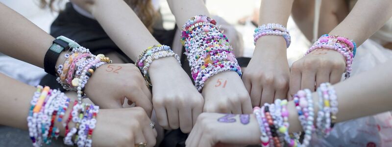 Armbänder sind zum Markenzeichen von «Swifties» geworden. (Archivfoto) - Foto: Charlotte Coney/PA Wire/dpa