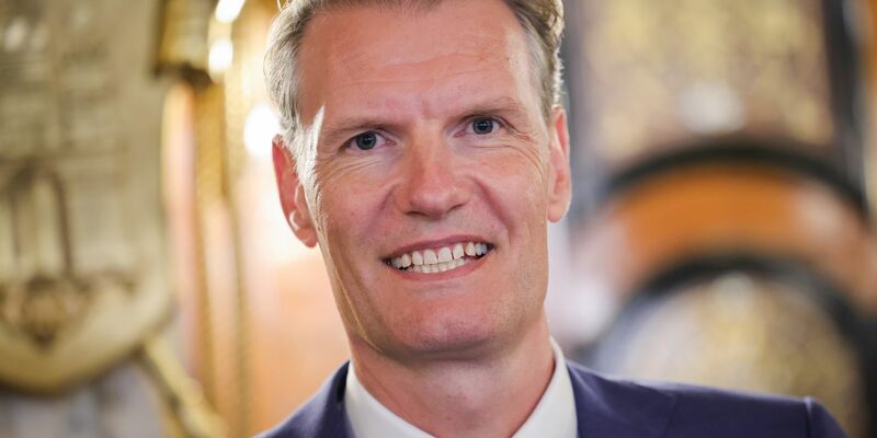 Nach dem umstrittenen ersten Bürgerschaftsbeschluss zum Einstieg der weltgrößten Reederei MSC beim Hamburger Hafenlogitiker HHLA versucht MSC-Chef Soren Toft in einem Interview Vertrauen aufzubauen. - Foto: Christian Charisius/dpa